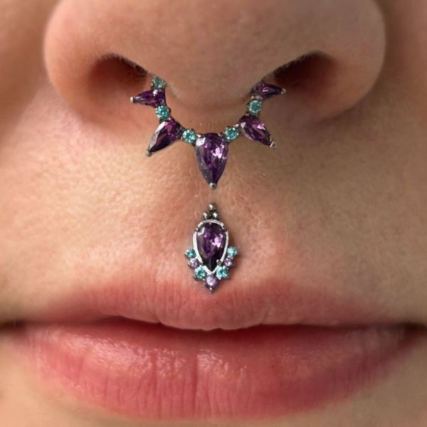 Kolorowy piercing